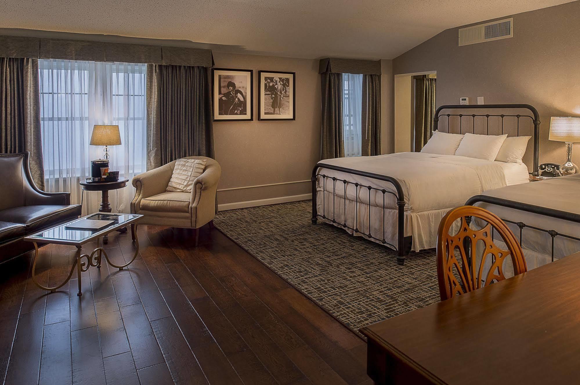 Seven Gables Inn, St Louis West, A Tribute Portfolio Hotel Clayton Bagian luar foto
